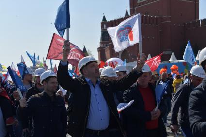 Москва.  Участники  первомайской демонстрации на Красной площади.