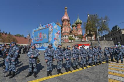 Москва. Отряд ОМОНа на Васильевском спуске.