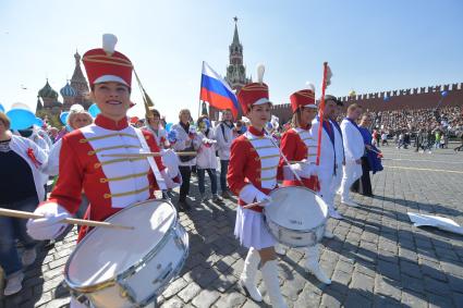 Москва.  Участники  первомайской демонстрации на Красной площади.