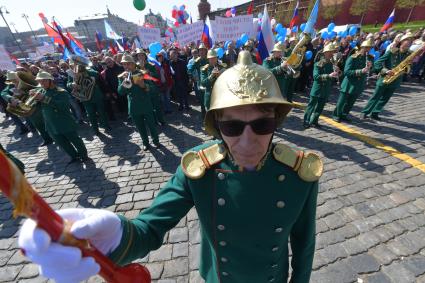 Москва. Музыканты духового оркестра  во время первомайской демонстрации.