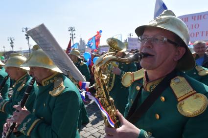 Москва. Музыканты духового оркестра  во время первомайской демонстрации.