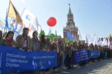 Москва.  Участники  первомайской демонстрации на Красной площади.