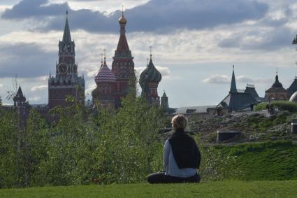 Москва.  Девушка  в парке `Зарядье`.