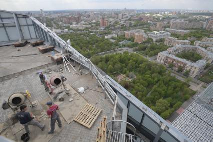 Москва. Рабочие на крыше стадиона ЦСКА - `Арена ЦСКА`.