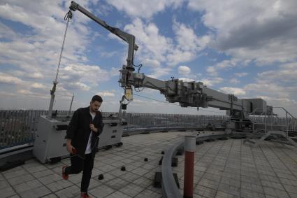 Москва. Устройство для мытья окон на крыше стадиона ЦСКА - `Арена ЦСКА`.