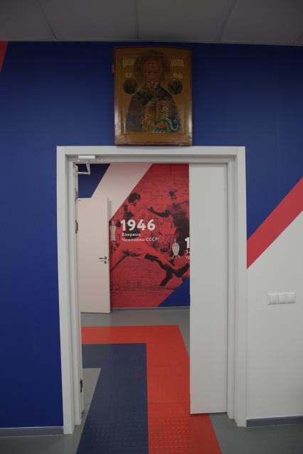 Москва. Икона Николая Чудотворца в раздевалке фк ЦСКА.