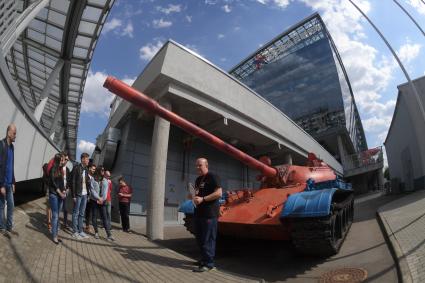 Москва. Российский Танк Т-55, раскрашенный в цвета и с эмблемой фк ЦСКА на территории стадиона.