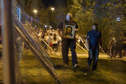 Екатеринбург. Сквер у Драмтеатра. Первый день протестов горожан против строительства  храма святой Екатерины. На месте этого сквера к 2023 году планируется построить храм святой Екатерины. В ночь на 13 мая был установлен забор вокруг сквера, что вызвало волну протестов горожан