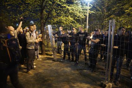 Екатеринбург. Сквер у Драмтеатра. Первый день протестов горожан против строительства  храма святой Екатерины. На месте этого сквера к 2023 году планируется построить храм святой Екатерины. В ночь на 13 мая был установлен забор вокруг сквера, что вызвало волну протестов горожан