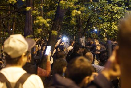 Екатеринбург. Сквер у Драмтеатра. Первый день протестов горожан против строительства  храма святой Екатерины. На месте этого сквера к 2023 году планируется построить храм святой Екатерины. В ночь на 13 мая был установлен забор вокруг сквера, что вызвало волну протестов горожан