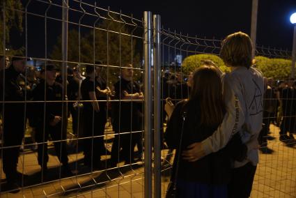 Екатеринбург. Сквер у Драмтеатра. Горожане в первый день протеста против строительство  храма святой Екатерины.На месте этого сквера к 2023 году планируется построить храм святой Екатерины. В ночь на 13 мая был установлен забор вокруг сквера, что вызвало волну протестов горожан