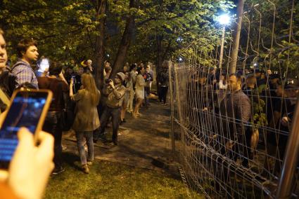 Екатеринбург. Сквер у Драмтеатра. Первый день протестов горожан против строительства  храма святой Екатерины. На месте этого сквера к 2023 году планируется построить храм святой Екатерины. В ночь на 13 мая был установлен забор вокруг сквера, что вызвало волну протестов горожан