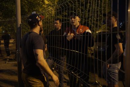 Екатеринбург. Сквер у Драмтеатра. Горожане перекрывают дорогу в знак протеста против строительство  храма святой Екатерины, в первый день протестов. На месте этого сквера к 2023 году планируется построить храм святой Екатерины. В ночь на 13 мая был установлен забор вокруг сквера, что вызвало волну протестов горожан