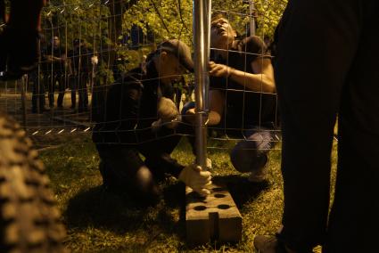 Екатеринбург. Сквер у Драмтеатра. Первый день протестов горожан против строительства  храма святой Екатерины. На месте этого сквера к 2023 году планируется построить храм святой Екатерины. В ночь на 13 мая был установлен забор вокруг сквера, что вызвало волну протестов горожан