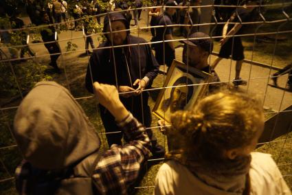 Екатеринбург. Сквер у Драмтеатра. Первый день протестов горожан против строительства  храма святой Екатерины. На месте этого сквера к 2023 году планируется построить храм святой Екатерины. В ночь на 13 мая был установлен забор вокруг сквера, что вызвало волну протестов горожан