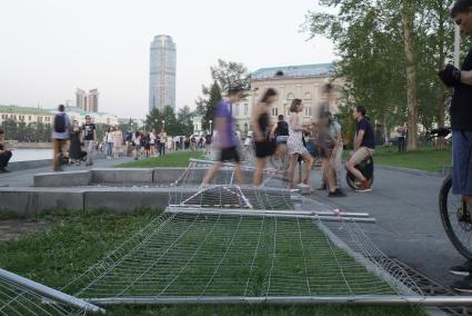 Екатеринбург. Сквер у Драмтеатра. Горожане гуляют после прорыва забора вокруг сквера в первый день протестов против строительства храма святой Екатерины. На месте этого сквера к 2023 году планируется построить храм святой Екатерины. В ночь на 13 мая был установлен забор вокруг сквера, что вызвало волну протестов горожан