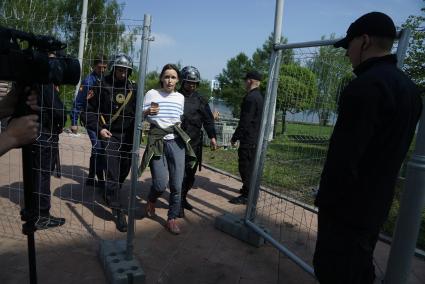 Екатеринбург. Сквер у Драмтеатра. Сотрудники полиции ведут задержанную девушку, которая залезла на дерево в знак протеста против строительства храма. На месте этого сквера к 2023 году планируется построить храм святой Екатерины. В ночь на 13 мая был установлен забор вокруг сквера, что высвало волну протестов горожан