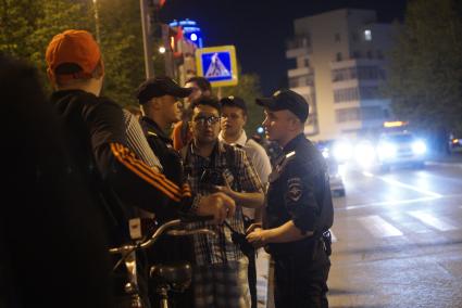 Екатеринбург. Сквер у Драмтеатра. Горожане перекрывают дорогу в знак протеста против строительство  храма святой Екатерины, в первый день протестов. На месте этого сквера к 2023 году планируется построить храм святой Екатерины. В ночь на 13 мая был установлен забор вокруг сквера, что вызвало волну протестов горожан