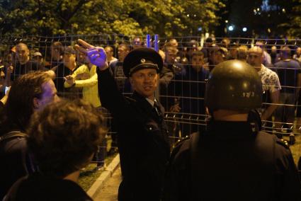 Екатеринбург. Сквер у Драмтеатра. Первый день протестов горожан против строительства  храма святой Екатерины. На месте этого сквера к 2023 году планируется построить храм святой Екатерины. В ночь на 13 мая был установлен забор вокруг сквера, что вызвало волну протестов горожан