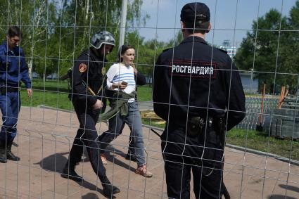 Екатеринбург. Сквер у Драмтеатра. Сотрудники полиции ведут задержанную девушку, которая залезла на дерево в знак протеста против строительства храма. На месте этого сквера к 2023 году планируется построить храм святой Екатерины. В ночь на 13 мая был установлен забор вокруг сквера, что высвало волну протестов горожан