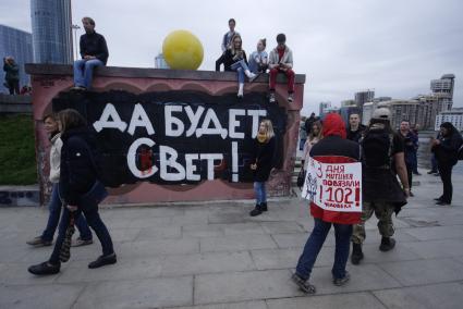 Екатеринбург. Четвертый день протестов горожан против строительства храма святой Екатерины на месте скеера у драмтеатра. Власти Екатеринбурга планируют построить к 2023 году храм святой Екатерины. В ночь на 13 мая вокруг сквера появился забор, что вызвало возмущение горожан