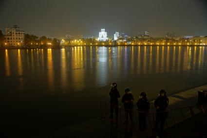 Екатеринбург. Четвертый день протестов горожан против строительства храма святой Екатерины на месте скеера у драмтеатра. Власти Екатеринбурга планируют построить к 2023 году храм святой Екатерины. В ночь на 13 мая вокруг сквера появился забор, что вызвало возмущение горожан