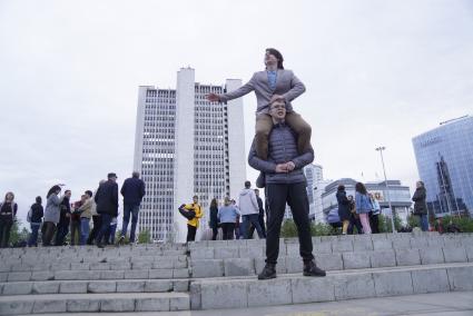 Екатеринбург. Четвертый день протестов горожан против строительства храма святой Екатерины на месте скеера у драмтеатра. Власти Екатеринбурга планируют построить к 2023 году храм святой Екатерины. В ночь на 13 мая вокруг сквера появился забор, что вызвало возмущение горожан