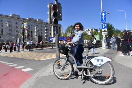 Москва. Девушка с велосипедом у велосветофора на переходе  площади Никитских ворот.