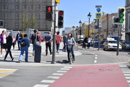 Москва. Девушка с велосипедом у велосветофора на переходе  площади Никитских ворот.