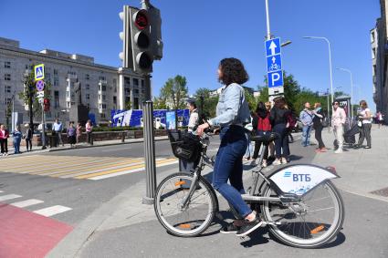 Москва. Девушка с велосипедом у велосветофора на переходе  площади Никитских ворот.