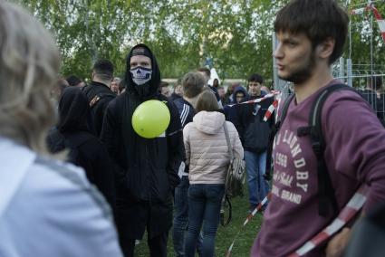 Екатеринбург. Второй день протестов горожан против строительства храма святой Екатерины на месте скеера у драмтеатра. Власти Екатеринбурга планируют построить к 2023 году храм святой Екатерины. В ночь на 13 мая вокруг сквера появился забор, что вызвало возмущение горожан