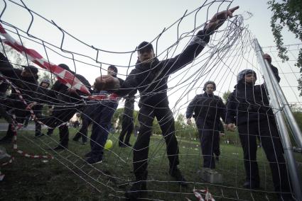 Екатеринбург. Второй день протестов горожан против строительства храма святой Екатерины на месте скеера у драмтеатра. Власти Екатеринбурга планируют построить к 2023 году храм святой Екатерины. В ночь на 13 мая вокруг сквера появился забор, что вызвало возмущение горожан