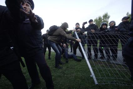 Екатеринбург. Второй день протестов горожан против строительства храма святой Екатерины на месте скеера у драмтеатра. Власти Екатеринбурга планируют построить к 2023 году храм святой Екатерины. В ночь на 13 мая вокруг сквера появился забор, что вызвало возмущение горожан