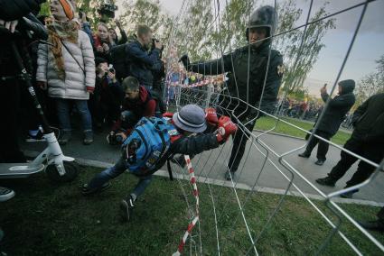 Екатеринбург. Второй день протестов горожан против строительства храма святой Екатерины на месте скеера у драмтеатра. Власти Екатеринбурга планируют построить к 2023 году храм святой Екатерины. В ночь на 13 мая вокруг сквера появился забор, что вызвало возмущение горожан