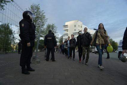 Екатеринбург. Второй день протестов горожан против строительства храма святой Екатерины на месте скеера у драмтеатра. Власти Екатеринбурга планируют построить к 2023 году храм святой Екатерины. В ночь на 13 мая вокруг сквера появился забор, что вызвало возмущение горожан