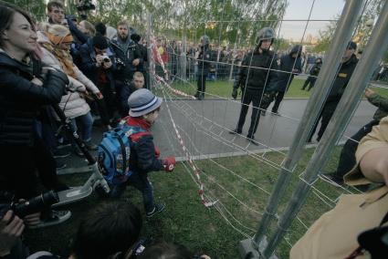 Екатеринбург. Второй день протестов горожан против строительства храма святой Екатерины на месте скеера у драмтеатра. Власти Екатеринбурга планируют построить к 2023 году храм святой Екатерины. В ночь на 13 мая вокруг сквера появился забор, что вызвало возмущение горожан