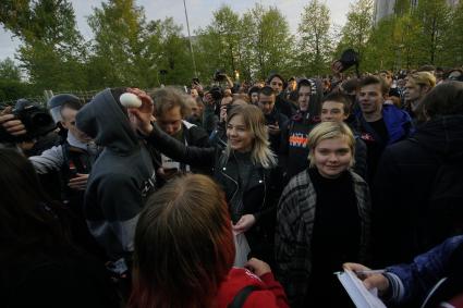 Екатеринбург. Второй день протестов горожан против строительства храма святой Екатерины на месте скеера у драмтеатра. Власти Екатеринбурга планируют построить к 2023 году храм святой Екатерины. В ночь на 13 мая вокруг сквера появился забор, что вызвало возмущение горожан