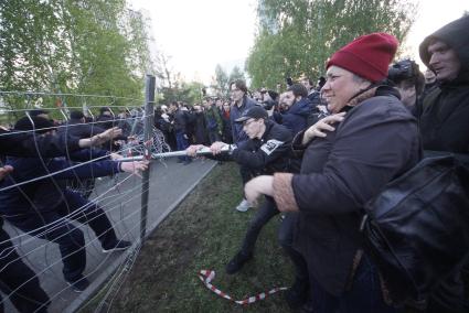 Екатеринбург. Второй день протестов горожан против строительства храма святой Екатерины на месте скеера у драмтеатра. Власти Екатеринбурга планируют построить к 2023 году храм святой Екатерины. В ночь на 13 мая вокруг сквера появился забор, что вызвало возмущение горожан