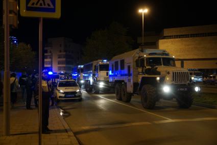 Екатеринбург. Второй день протестов горожан против строительства храма святой Екатерины на месте скеера у драмтеатра. Власти Екатеринбурга планируют построить к 2023 году храм святой Екатерины. В ночь на 13 мая вокруг сквера появился забор, что вызвало возмущение горожан