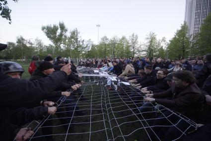 Екатеринбург. Второй день протестов горожан против строительства храма святой Екатерины на месте скеера у драмтеатра. Власти Екатеринбурга планируют построить к 2023 году храм святой Екатерины. В ночь на 13 мая вокруг сквера появился забор, что вызвало возмущение горожан