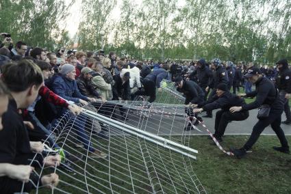 Екатеринбург. Второй день протестов горожан против строительства храма святой Екатерины на месте скеера у драмтеатра. Власти Екатеринбурга планируют построить к 2023 году храм святой Екатерины. В ночь на 13 мая вокруг сквера появился забор, что вызвало возмущение горожан