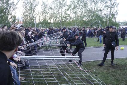 Екатеринбург. Второй день протестов горожан против строительства храма святой Екатерины на месте скеера у драмтеатра. Власти Екатеринбурга планируют построить к 2023 году храм святой Екатерины. В ночь на 13 мая вокруг сквера появился забор, что вызвало возмущение горожан