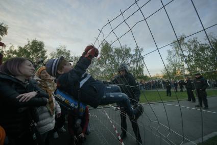 Екатеринбург. Второй день протестов горожан против строительства храма святой Екатерины на месте скеера у драмтеатра. Власти Екатеринбурга планируют построить к 2023 году храм святой Екатерины. В ночь на 13 мая вокруг сквера появился забор, что вызвало возмущение горожан