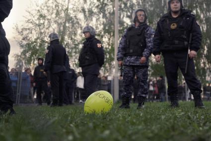 Екатеринбург. Второй день протестов горожан против строительства храма святой Екатерины на месте скеера у драмтеатра. Власти Екатеринбурга планируют построить к 2023 году храм святой Екатерины. В ночь на 13 мая вокруг сквера появился забор, что вызвало возмущение горожан