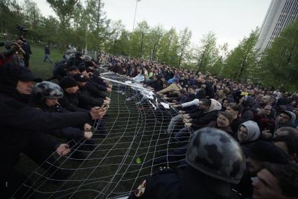 Екатеринбург. Второй день протестов горожан против строительства храма святой Екатерины на месте скеера у драмтеатра. Власти Екатеринбурга планируют построить к 2023 году храм святой Екатерины. В ночь на 13 мая вокруг сквера появился забор, что вызвало возмущение горожан