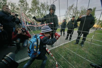 Екатеринбург. Второй день протестов горожан против строительства храма святой Екатерины на месте скеера у драмтеатра. Власти Екатеринбурга планируют построить к 2023 году храм святой Екатерины. В ночь на 13 мая вокруг сквера появился забор, что вызвало возмущение горожан