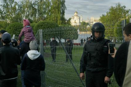 Екатеринбург. Второй день протестов горожан против строительства храма святой Екатерины на месте скеера у драмтеатра. Власти Екатеринбурга планируют построить к 2023 году храм святой Екатерины. В ночь на 13 мая вокруг сквера появился забор, что вызвало возмущение горожан