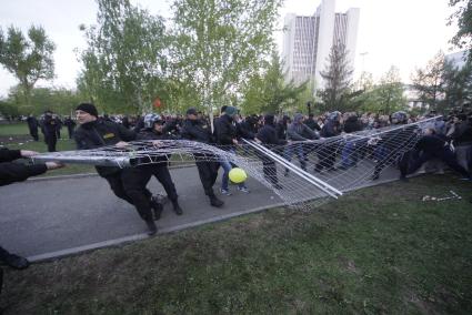 Екатеринбург. Второй день протестов горожан против строительства храма святой Екатерины на месте скеера у драмтеатра. Власти Екатеринбурга планируют построить к 2023 году храм святой Екатерины. В ночь на 13 мая вокруг сквера появился забор, что вызвало возмущение горожан