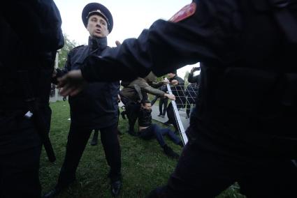 Екатеринбург. Второй день протестов горожан против строительства храма святой Екатерины на месте скеера у драмтеатра. Власти Екатеринбурга планируют построить к 2023 году храм святой Екатерины. В ночь на 13 мая вокруг сквера появился забор, что вызвало возмущение горожан