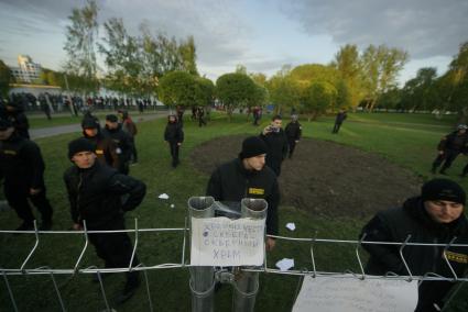 Екатеринбург. Второй день протестов горожан против строительства храма святой Екатерины на месте скеера у драмтеатра. Власти Екатеринбурга планируют построить к 2023 году храм святой Екатерины. В ночь на 13 мая вокруг сквера появился забор, что вызвало возмущение горожан